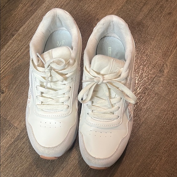 Reebok White Sneakers Classic Comfort Design🚨 - Picture 2 of 5